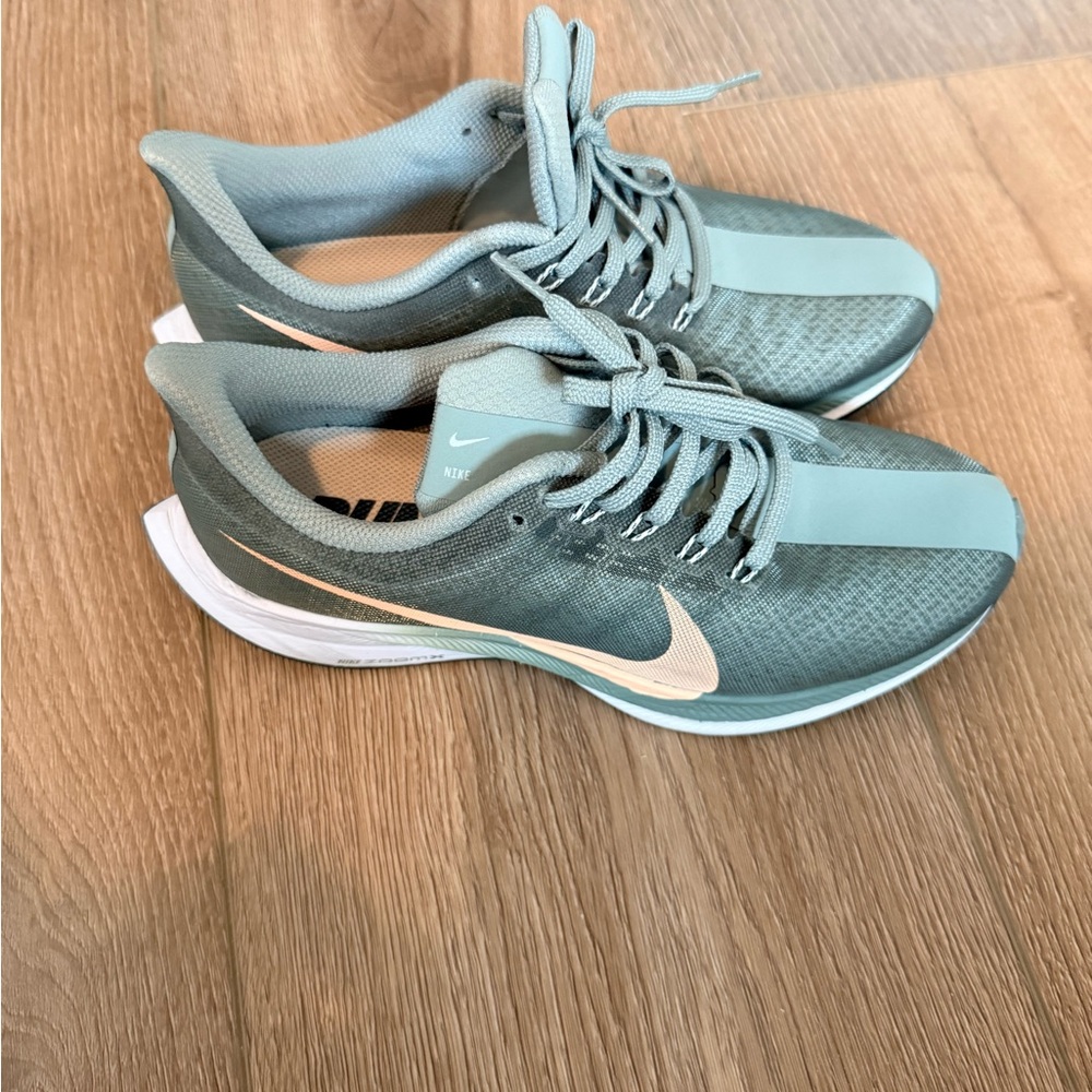 Nike Womens 7.5 Pegasus zoom in sage green